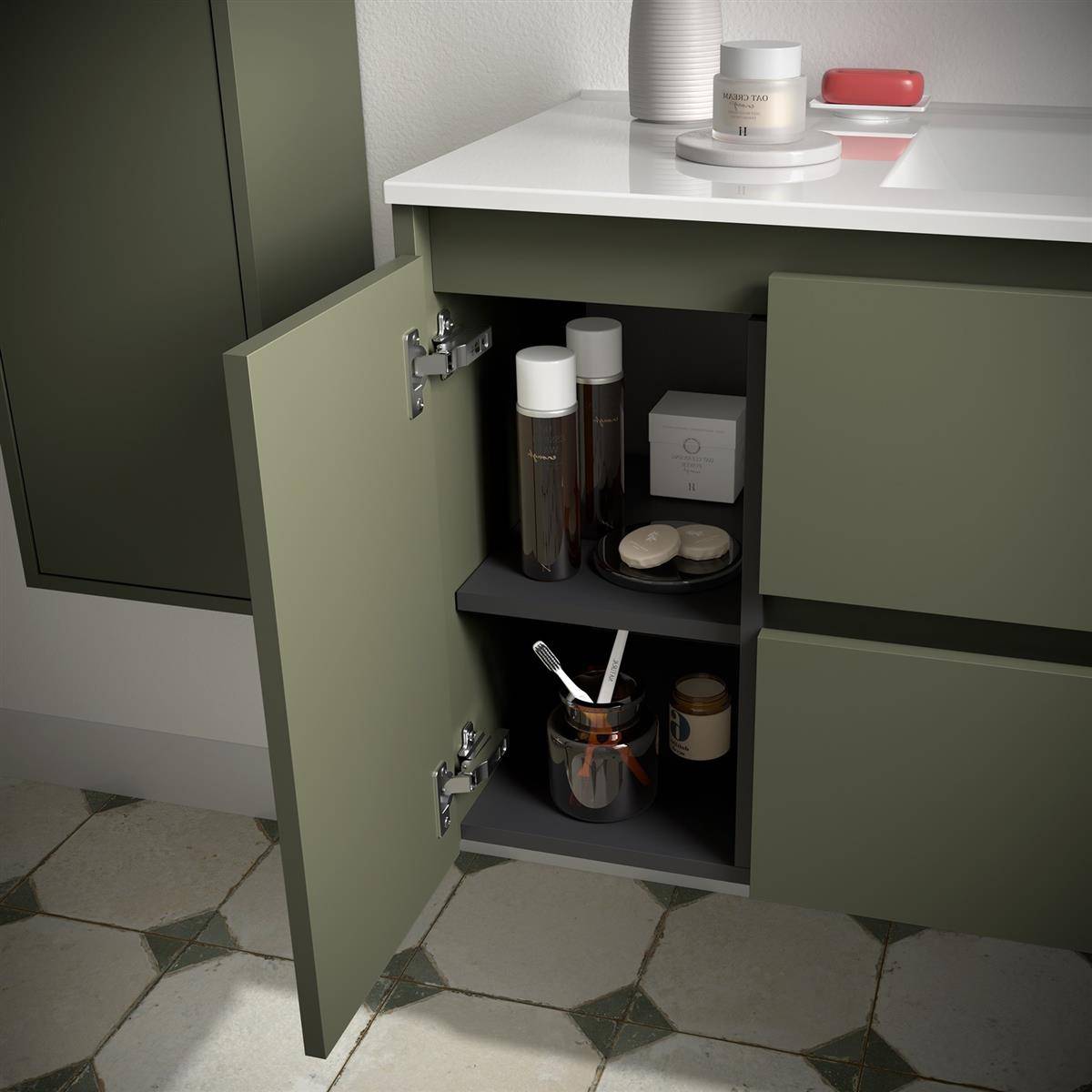 Öffnen Sie den Badezimmerschrank und offenbaren Sie ordentlich gelagerte Toilettenartikel, Flaschen, Gläser und Wattepads auf dunklen Regalen.