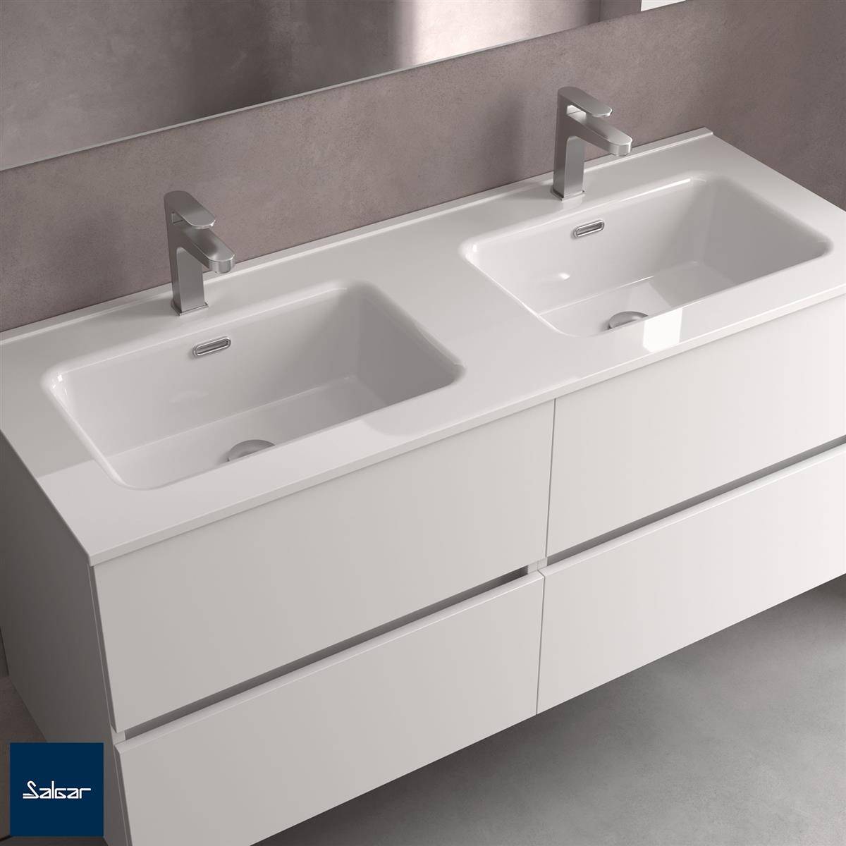 Weiße Badezimmer-Waschtischanlage mit zwei Waschbecken und zwei modernen Chromarmaturen, gezeigt vor einer grauen Wand und einem grauen Boden.