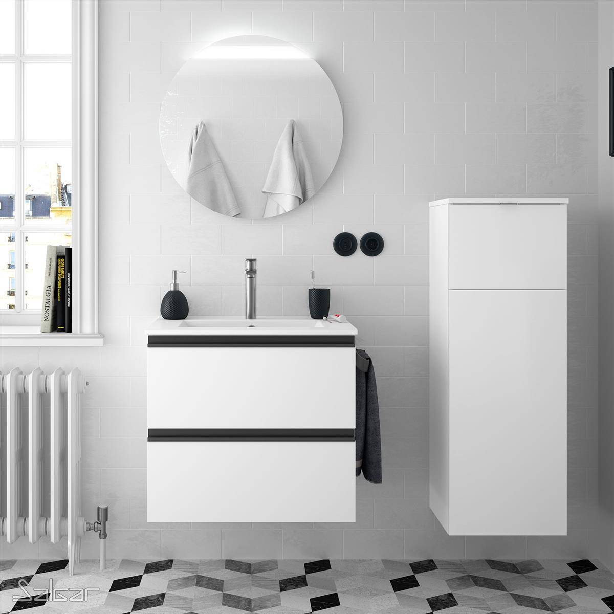 Modernes weißes Badezimmer mit schwebendem Waschtisch, rundem Spiegel, Handtuchhaken, hohem Schrank, Heizkörper und gemustertem Fliesenboden.