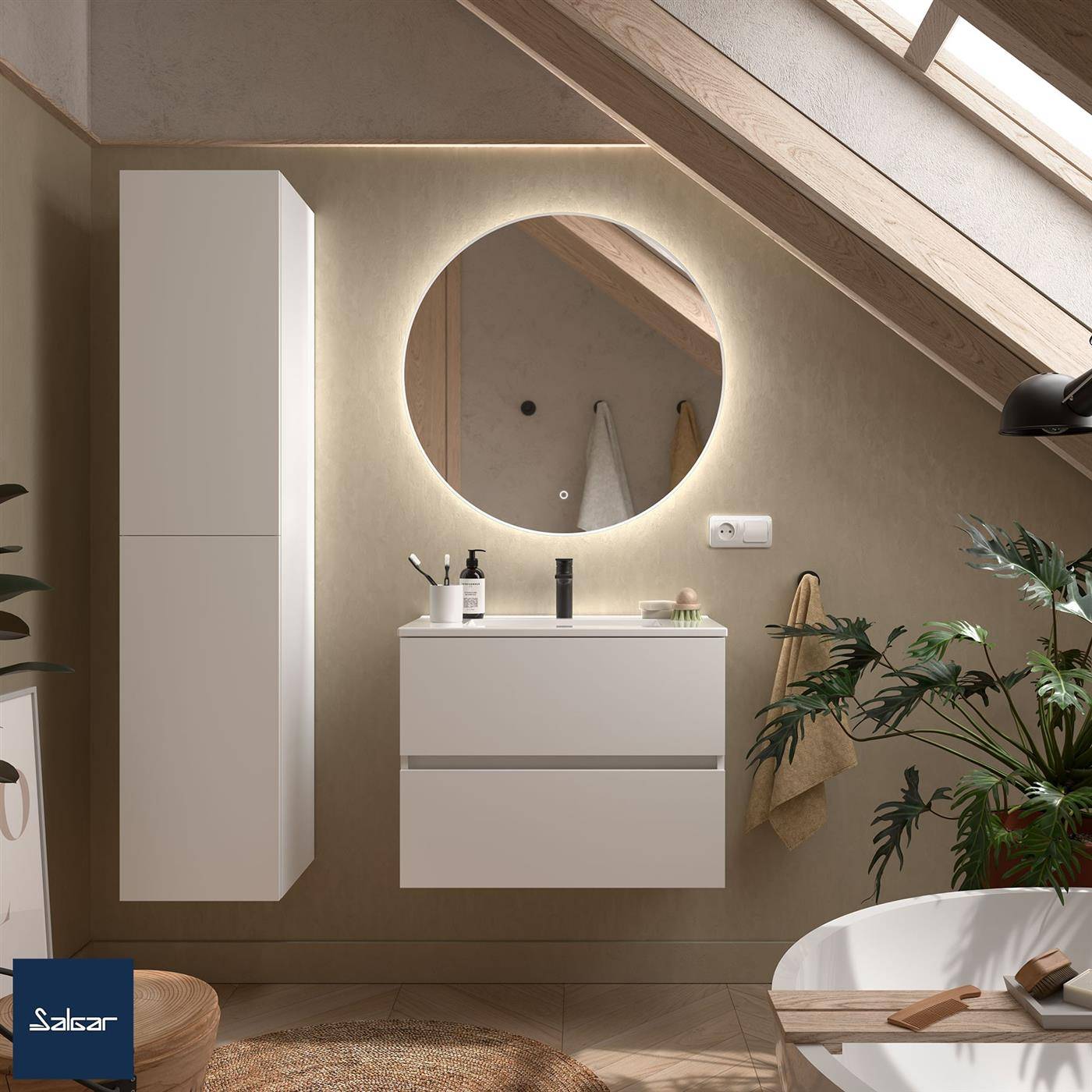 Modernes Badezimmer auf dem Dachboden mit einem an der Wand montierten Waschtisch und einem beleuchteten runden Spiegel unter einer geneigten Decke, eingerahmt von Pflanzen und der Kante einer Badewanne.