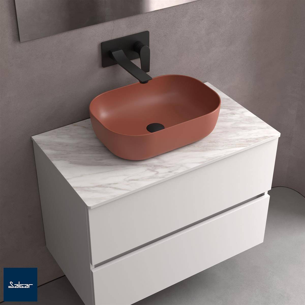 Moderner Badezimmerschrank mit einem terrakottafarbenen Aufsatzwaschbecken, schwarzer Wandarmatur und weißem Schrank mit Marmor-Arbeitsplatte und zwei Schubladen.