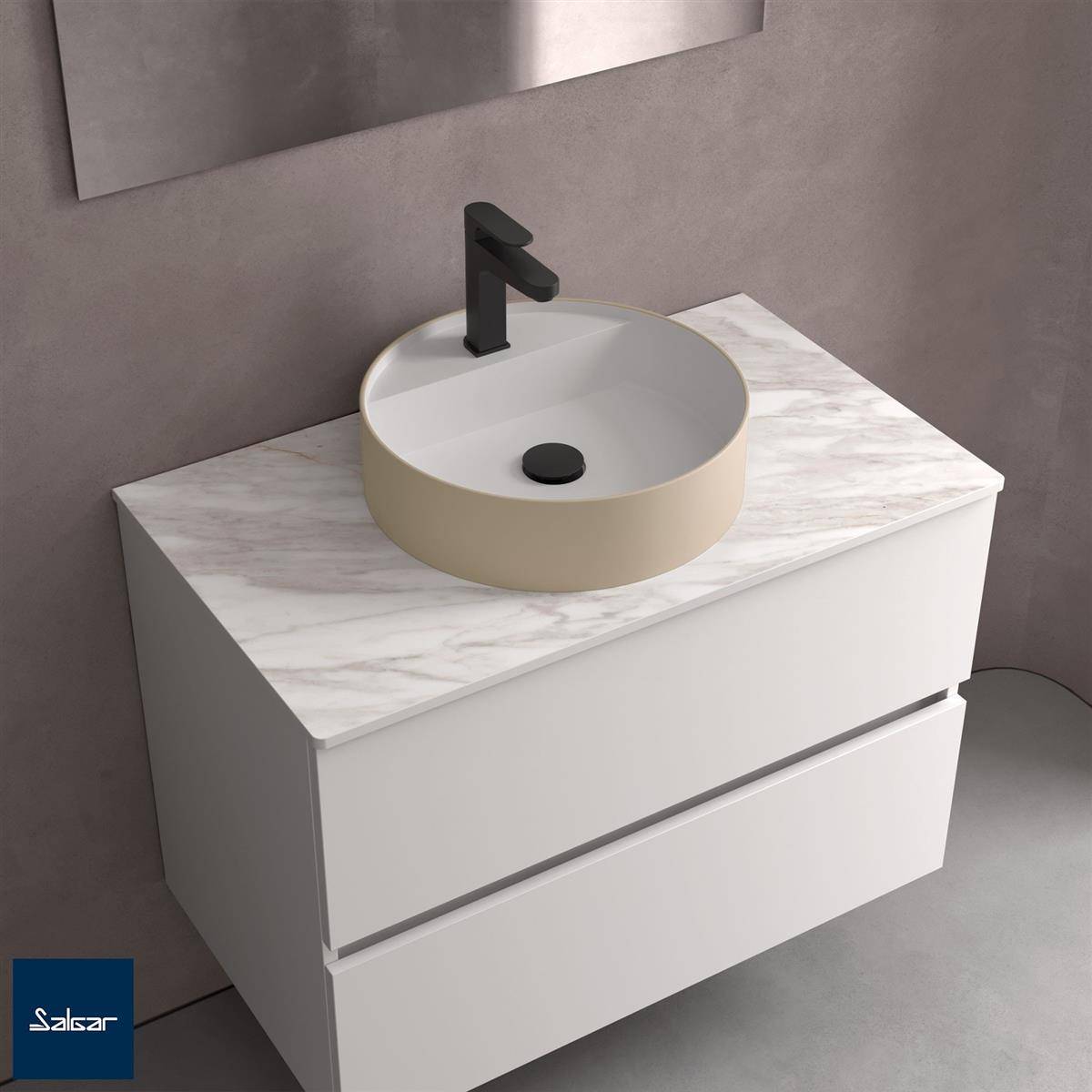 Modernes Badezimmer-Waschtisch mit weißen Schubladen, Marmor-Arbeitsplatte, rundem beigefarbenem Waschbecken und schwarzem Wasserhahn vor einer grauen Wand.