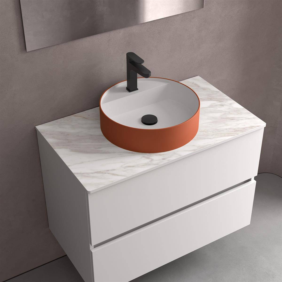 Modernes Badezimmerwaschtisch mit rundem orangefarbenem Waschbecken, schwarzem Wasserhahn und weißer Marmorarbeitsfläche auf einem zweischubigen Schrank.
