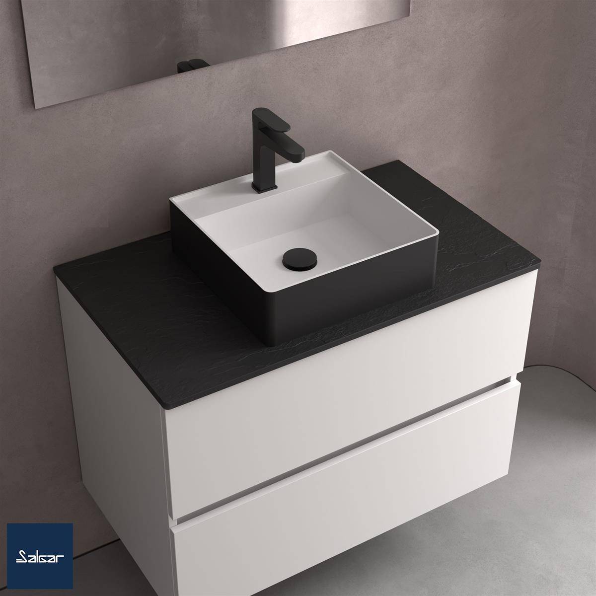 Modernes Badezimmersideboard mit schwarzer Arbeitsplatte, weißem Aufsatzbecken und mattschwarzem Wasserhahn vor einer grauen Wand.