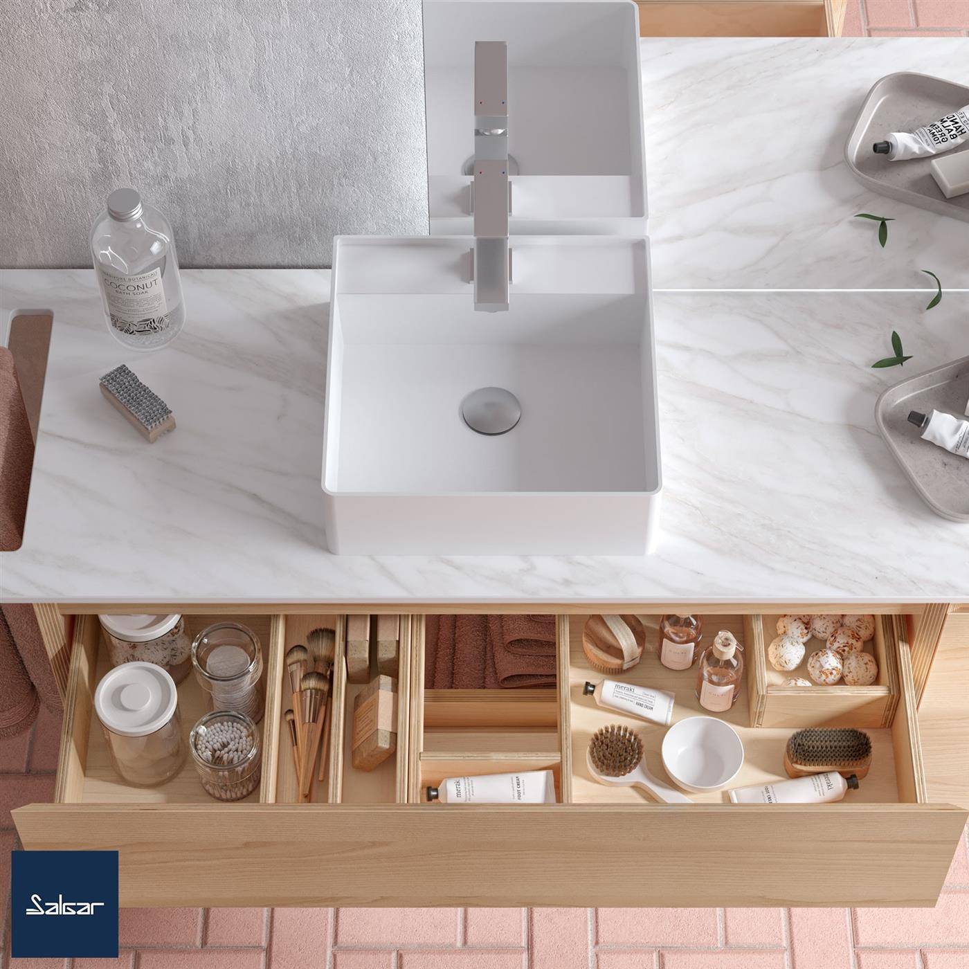 Modernes Badezimmer-Waschtisch mit quadratischem Aufsatzwaschbecken und Armatur über einer organisierten offenen Schublade, die Pflege- und Kosmetikartikel sowie Aufbewahrungsfächer zeigt.