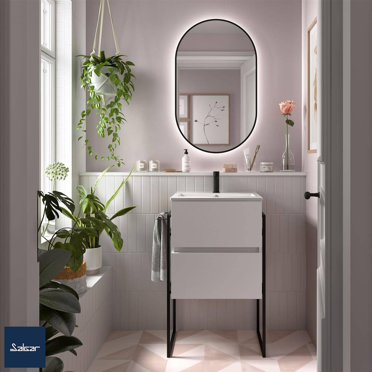 Modernes Badezimmer mit weißem Waschtisch und ovalem Spiegel, umrahmt von Pflanzen in der Nähe eines Fensters und einer einzelnen rosa Rose in einer Vase.