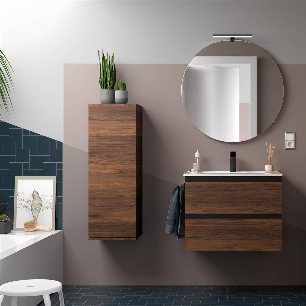 Modernes Badezimmer mit an der Wand befestigter Holzwaschkommode, rundem Spiegel, hohem Lagerschrank und Blaugrün-Fliesen-Akzenten.