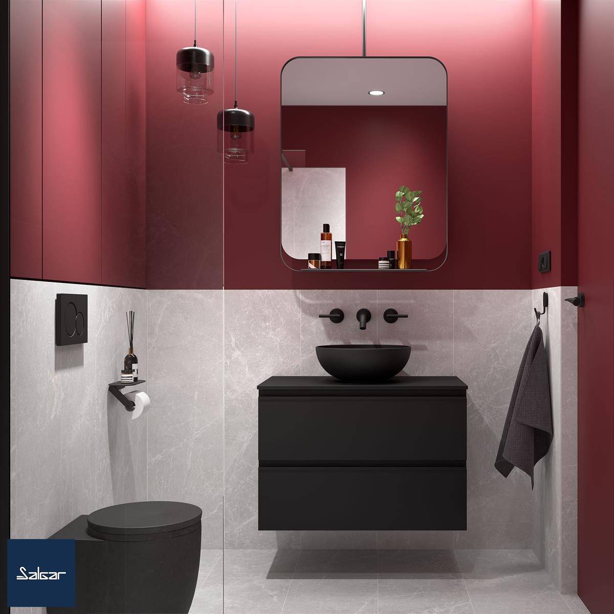 Modernes Badezimmer mit weinroten Oberwänden, hellgrauer Fliese, schwarzem Waschtisch und Toilette, rundem Spiegel, Pendelleuchten und dunklem Handtuch.