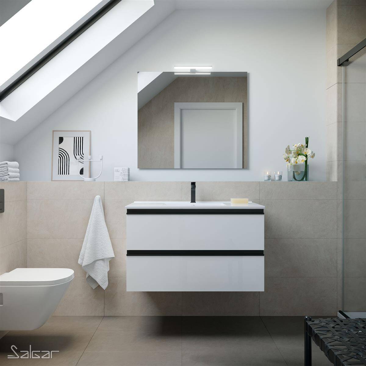 Modernes Badezimmer mit schwebendem weißem Waschtisch, rundem Spiegel, an der Wand montierter Toilette, Dachfenster und gläserner Dusche; kleine Dekorationsgegenstände und Blumen auf der Arbeitsplatte.
