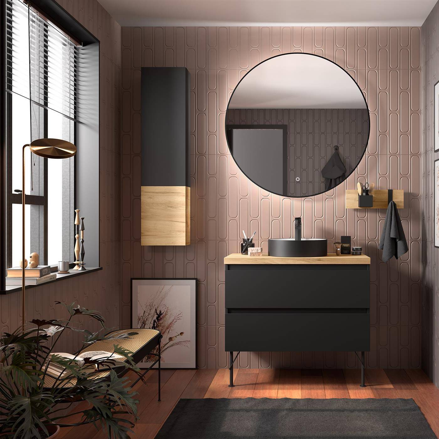 Modernes Badezimmerinterieur mit einem runden Spiegel über einem schwarzen Waschtisch, Holzakzenten, einem Fenster, einem Wandschrank und einem dunklen Teppich.