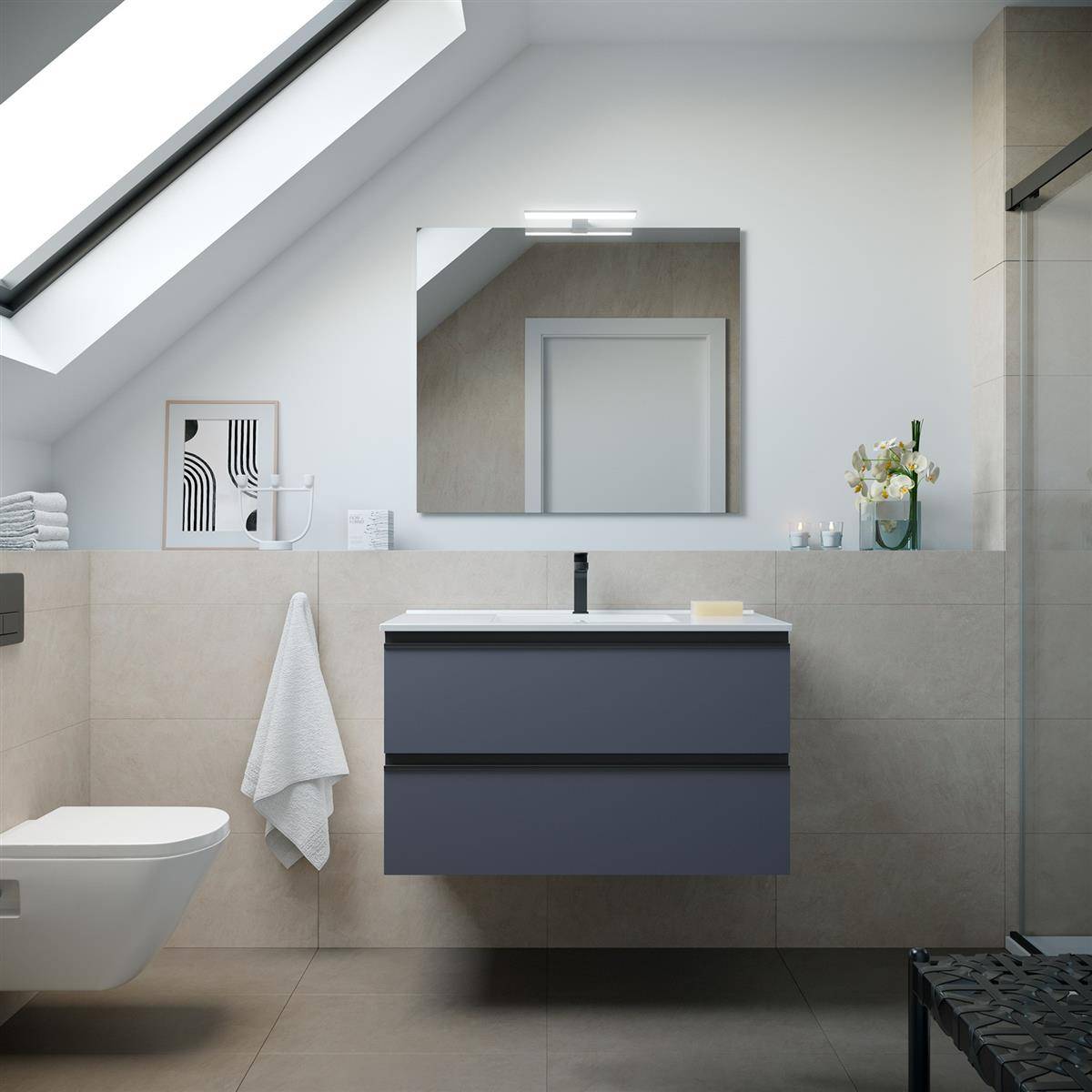 Modernes Badezimmer mit schwebendem dunklem Waschtisch und Spiegel, weißem Waschbecken, Toilette, Dachfenster, gefliesten Wänden und Duschglasscheibe auf der rechten Seite.
