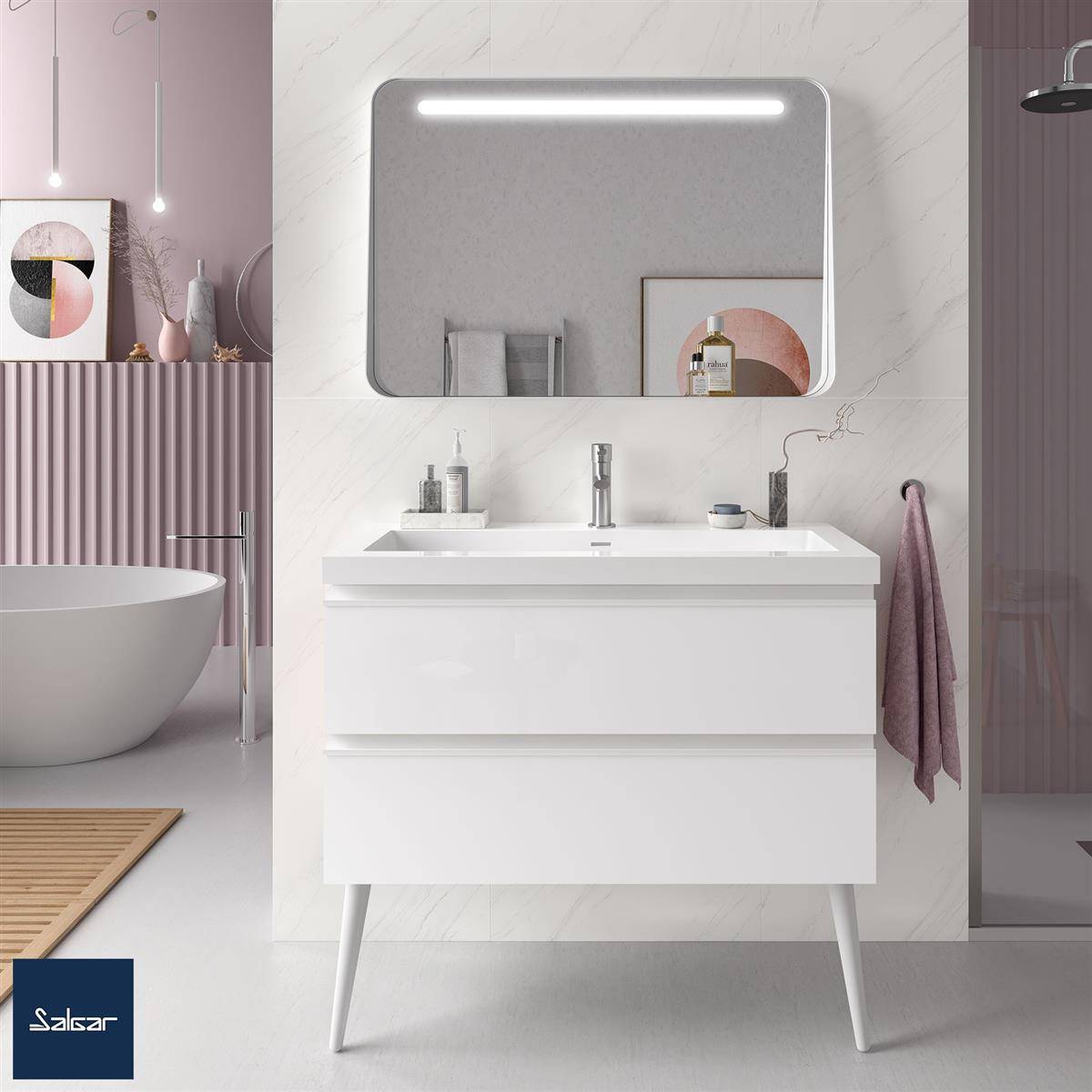 Modernes Badezimmer mit weißem Waschtisch und beleuchtetem Spiegel, freistehender Badewanne, rosa Akzenten und Duschbereich; Salsar-Logo in der Ecke.