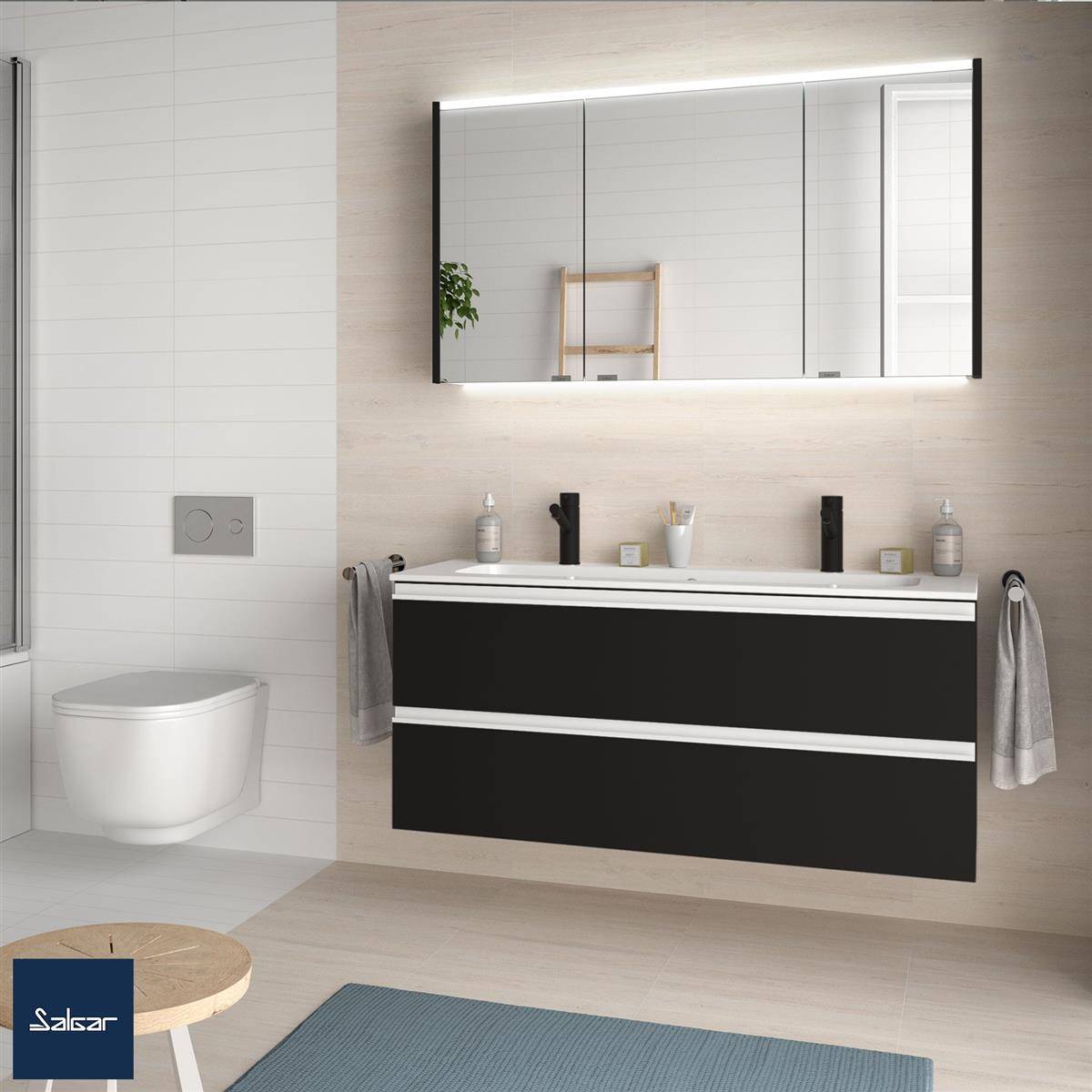 Modernes Badezimmer mit an der Wand montiertem schwarzem Waschtisch, beleuchtetem Spiegel, weißer Toilette und blauer Badmatte auf hellem Fliesenboden und Holzwänden.