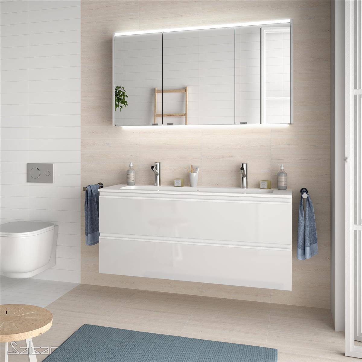 Modernes Badezimmer mit schwebendem Doppelwaschtisch, hinterleuchtetem Spiegel, Toilette und Handtüchern in einem minimalistischen Beige- und Weiß-Interieur.