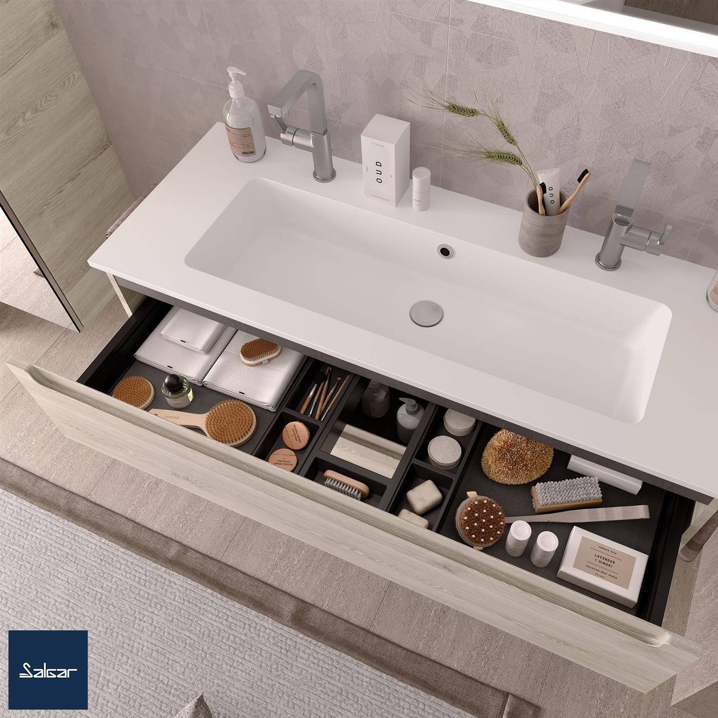 Modernes Badezimmerwaschtisch mit offener Schubladenorganizer, zeigt Toilettenartikel, Make-up, Pinsel und Körperpflegeartikel unter einem weißen Waschbecken und Wasserhahn.