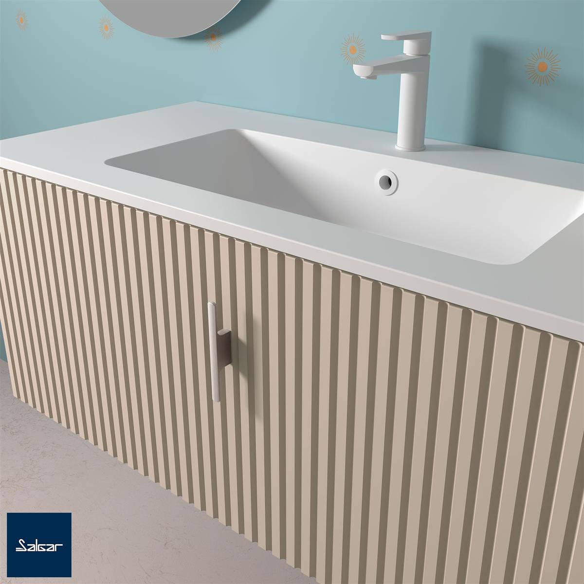 Modernes Badezimmer-Waschtisch mit weiß integriertem Waschbecken und silbernem Wasserhahn, mit beigen vertikal lamellenverstärkten Schranktüren und zentralem Griff.