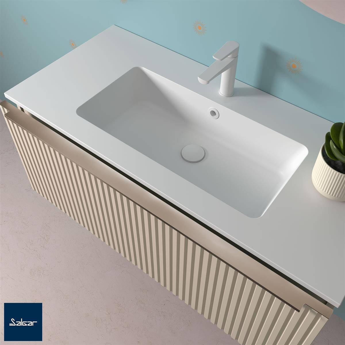 Modernes Badezimmer-Waschtisch mit integriertem weißem Waschbecken und Armatur, gestreifter Schrank darunter und einer kleinen Topfpflanze auf der Arbeitsplatte.