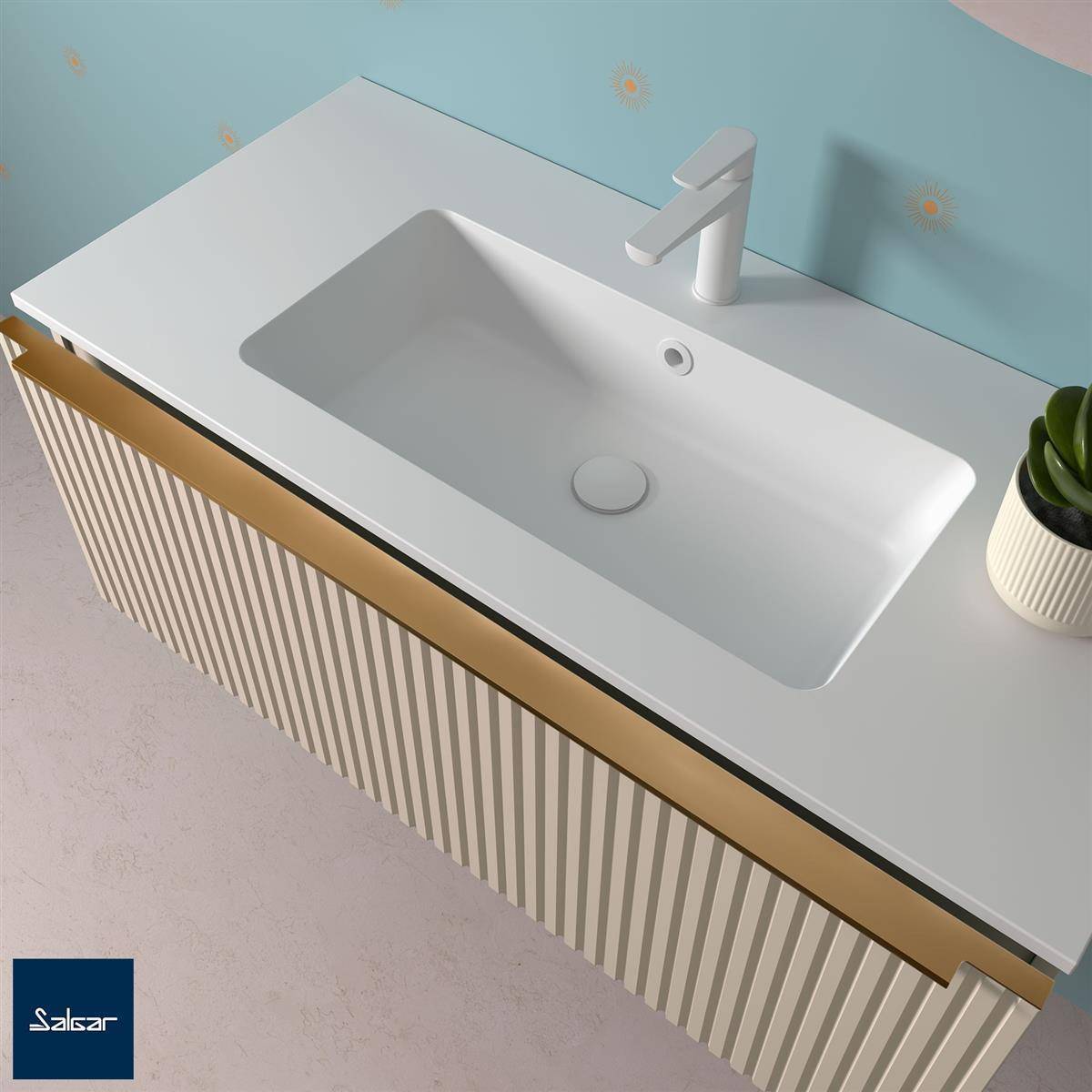 Modernes Badezimmermöbel mit weißer Arbeitsplatte und Waschbecken, einzelnem Wasserhahn, gestreifter Schrankfront und einer kleinen Topfpflanze auf der rechten Seite.
