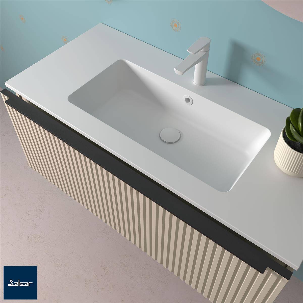 Modernes weißes Badezimmer-Waschtischset mit integriertem rechteckigem Waschbecken, verchromtem Wasserhahn, gestreiftem Schrankunterbau und einer kleinen Topfpflanze auf der Arbeitsplatte.