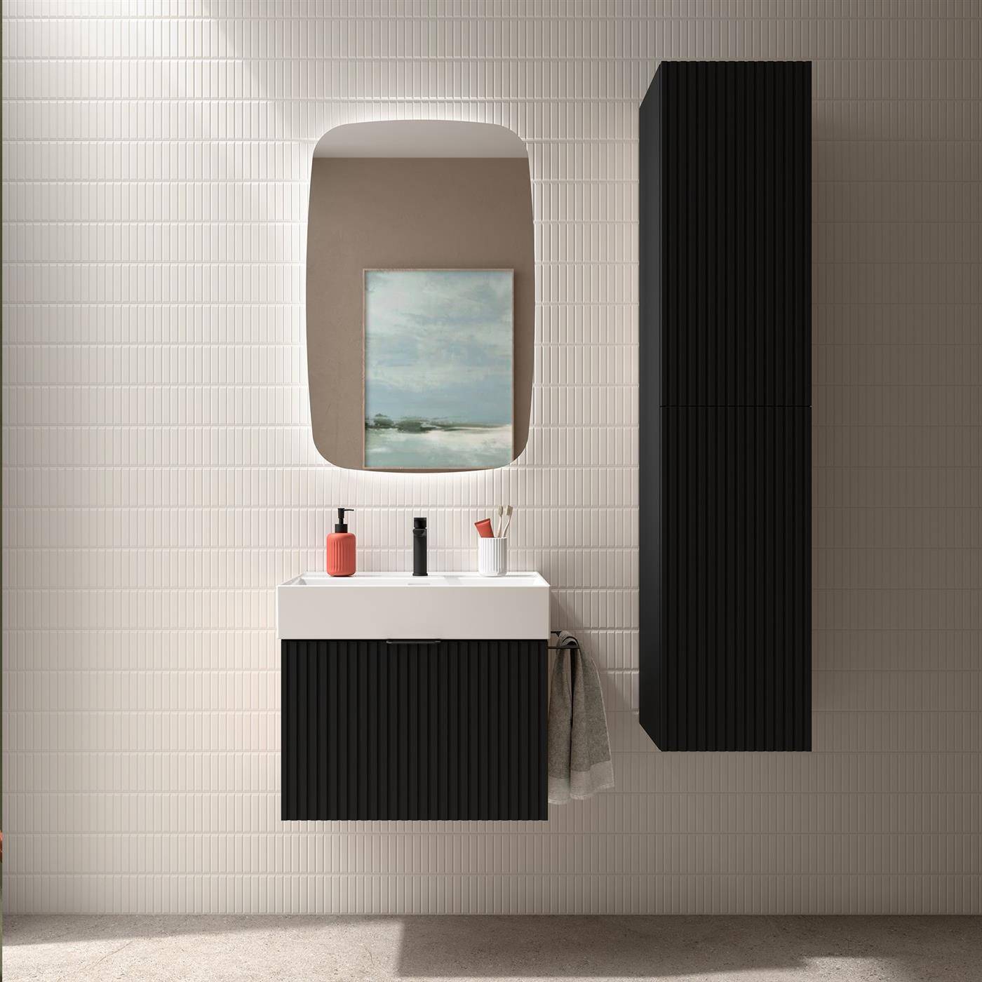Modernes Badezimmerwaschtisch mit rundem Spiegel, Waschbecken, Seife und Toilettenartikeln, schwarzem Schrank, Wandschrank, Handtuch und gerahmter Kunst, die sich im Spiegel spiegelt.
