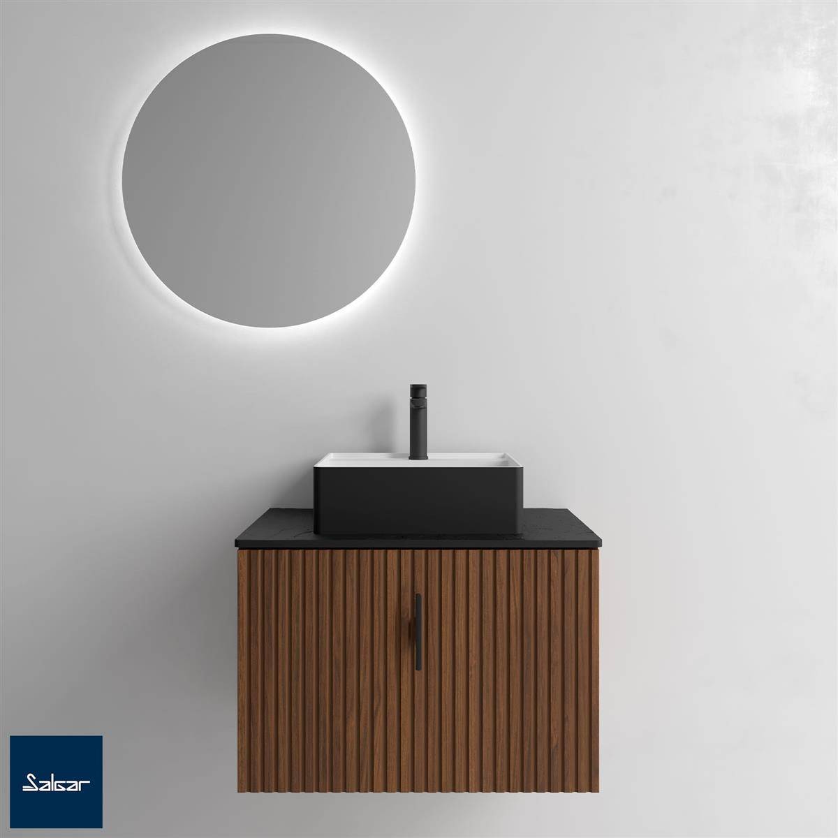 Minimalistische Badezimmerkommode mit Holzschrank, schwarzer Arbeitsplatte und Aufsatzwaschbecken unter einem runden beleuchteten Spiegel an einer hellgrauen Wand.