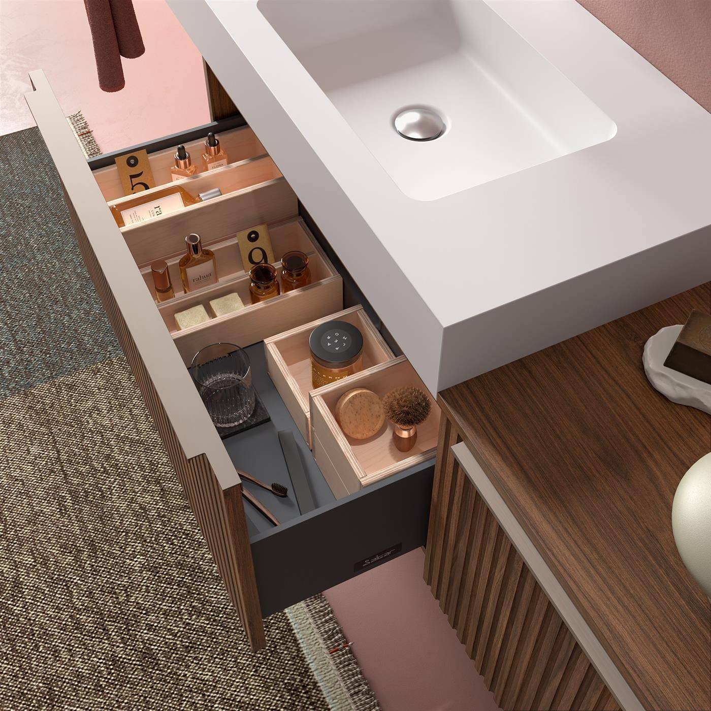 Badezimmerschrank mit integriertem Waschbecken und offener Schublade zur Aufbewahrung von Toilettenartikeln und Körperpflegeprodukten in unterteilt organisiertem Stauraum.