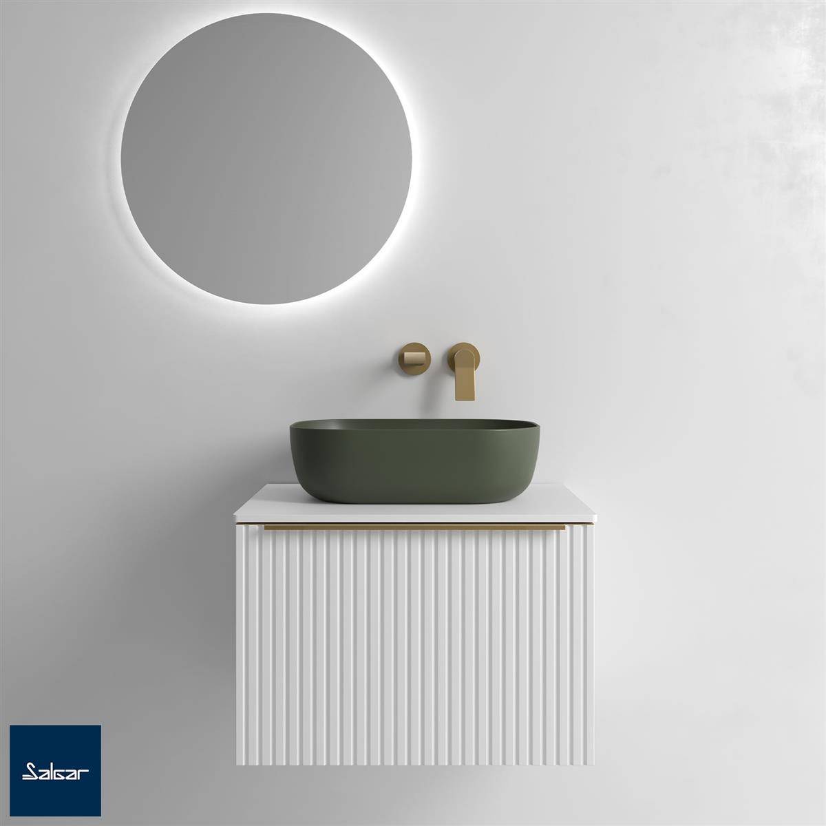 Minimalistisches modernes Badezimmer-Waschtisch mit rundem beleuchtetenem Spiegel, wandmontiertem Wasserhahn, grünem Waschbecken und geripptem weißem Schrank vor einer hellen Wand.