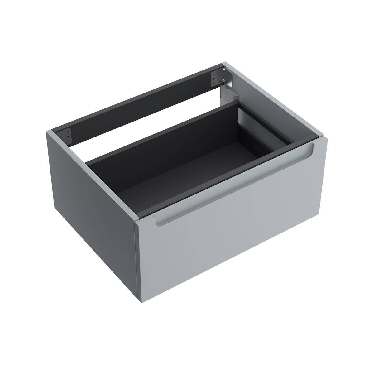 Offene graue Metallschublade mit gebogenem Frontgriff, teilweise ausgezogen und leer auf weißem Hintergrund dargestellt.