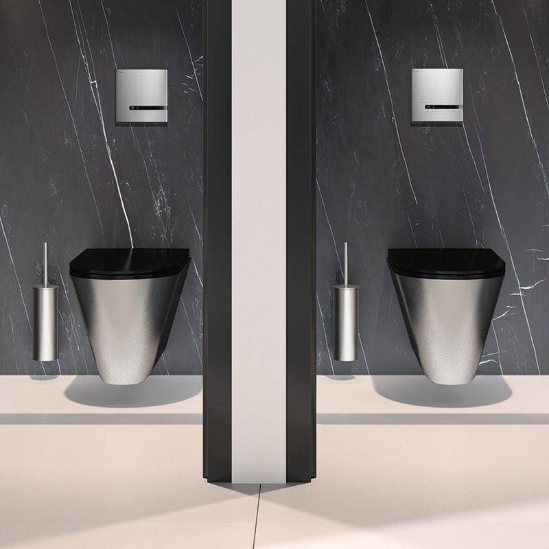 Modernes Badezimmer mit zwei wandmontierten Toiletten und übereinstimmenden Spülplatten, die durch eine zentrale Trennwand getrennt sind.