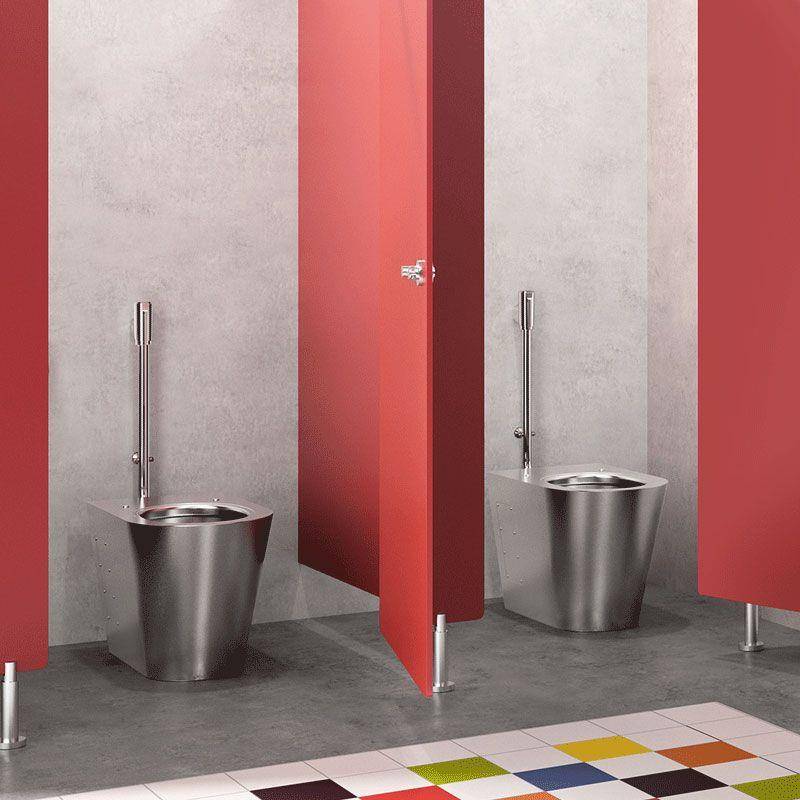 Zwei moderne Edelstahltoiletten in rot-grauen Toilettenkabinen mit einem farbenfrohen Fliesenboden im Vordergrund.