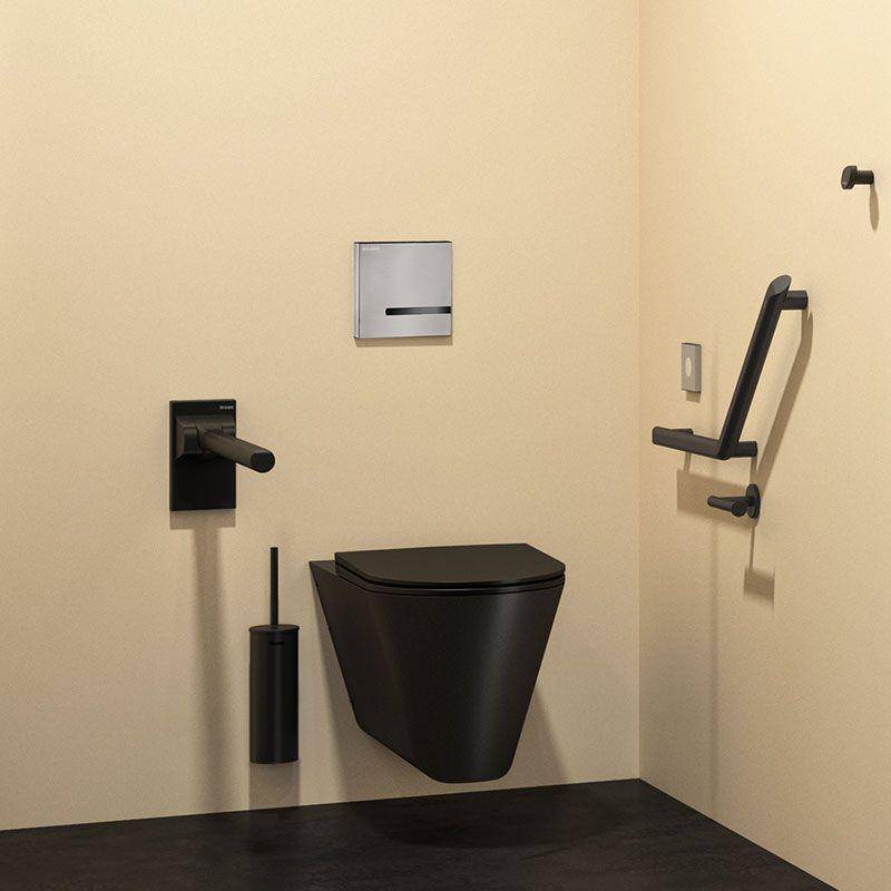 Modernes barrierefreies Badezimmerekke mit wandmontierter Toilette, Toilettenpapierhalter, Toilettenbürste und Haltestangen.