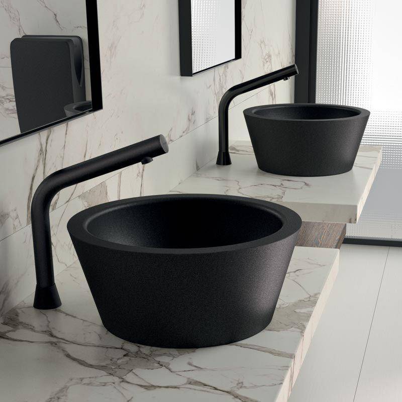Zwei schwarze Waschbecken mit mattschwarzen Armaturen auf Marmor-gemusterten Badezimmerablageflächen in einem modernen Badezimmer.