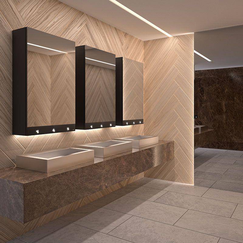 Modernes Badezimmer mit drei spiegelten Wandschränken über rechteckigen Waschbecken und einer langen Steinarbeitsplatte in einem gefliesten Interieur mit Holzmuster.
