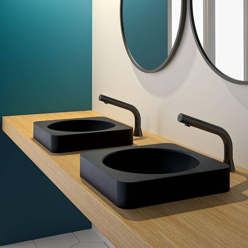 Modernes Badezimmer-Waschtisch mit zwei schwarzen Aufsatzwaschbecken und matten schwarzen Armaturen auf einer Holzarbeitsplatte neben runden Spiegeln.