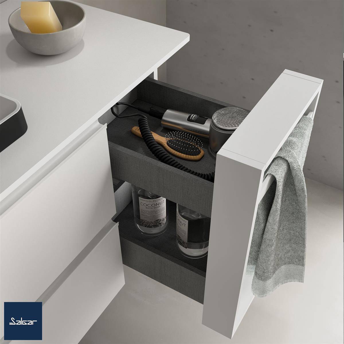 Badezimmer-Waschtischunterschrank-Organizer mit Haartrockner, Bürste und Flaschen, mit einem Handtuch, das aus dem offenen Seitenkompartiment hängt.