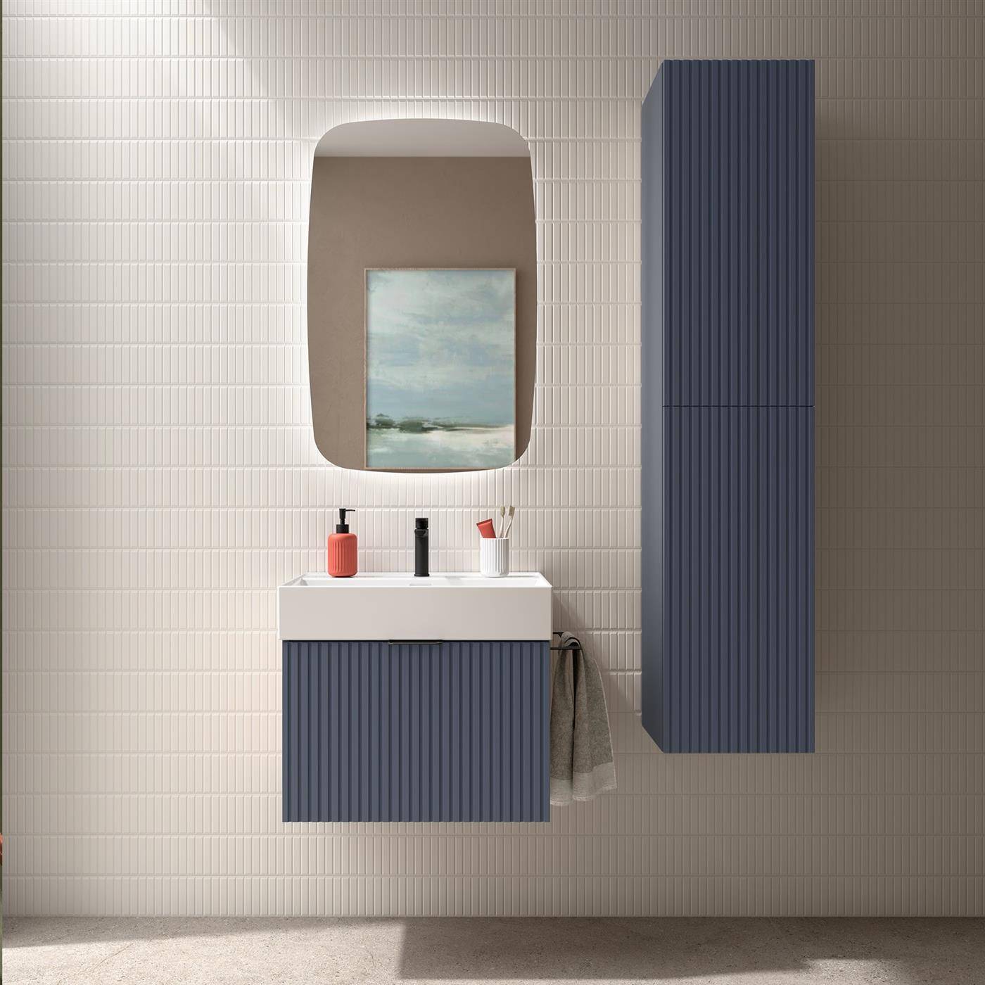 Modernes Badezimmerwaschtisch mit rundem Spiegel, wandmontiertem Spiegelschrank, hohem Aufbewahrungselement und Toilettenartikeln an einer gefliesten Wand.