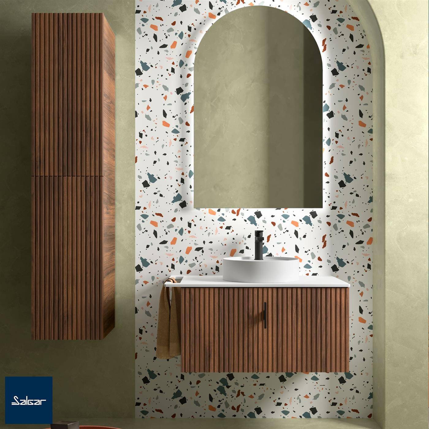 Modernes Badezimmerwaschtisch mit rundem Waschbecken, gewölbtem Spiegel, Terrazzo-Wandverkleidung und Holzlattenkommode mit Stauraum.