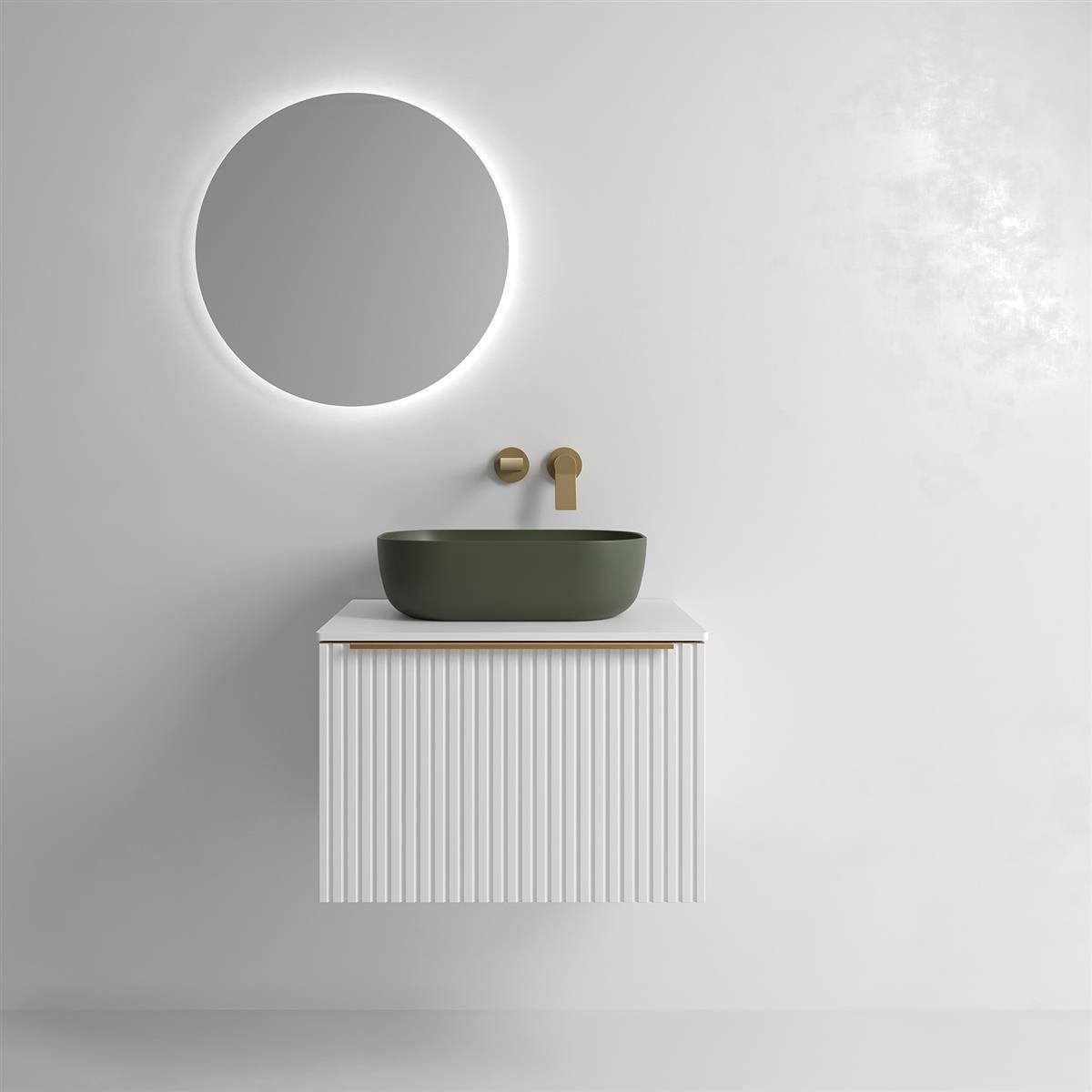 Modernes minimalistisches Badezimmer mit einer wandmontierten dunkelgrünen Aufsatzwaschbecken, Messingarmaturen, rundem hinterleuchteten Spiegel und weißem gerilltem Waschtisch an einer weißen Wand.