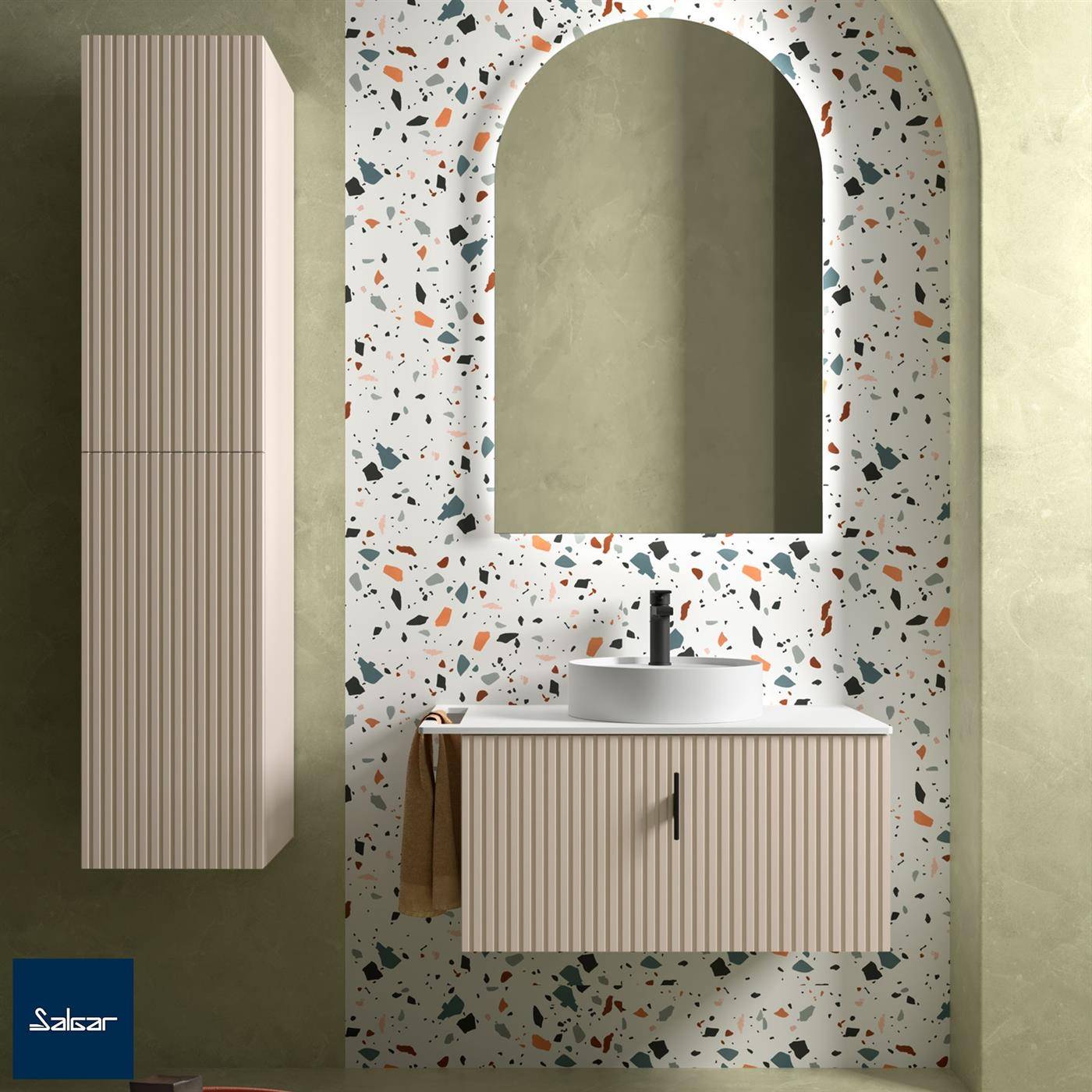 Modernes Badezimmer-Waschtisch mit geripptem Holzschrank, rundem Aufsatzwaschbecken, gewölbtem Spiegel, Terrazzo-Akzentwand und passendem hohem Wandschrank.