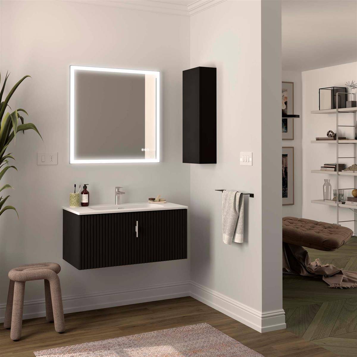 Modernes Badezimmer-Waschtisch mit beleuchtetem Spiegel, schwarzem Wandschrank, Handtuchhalter und Hocker in einem minimalistischen Raum mit Holzboden.