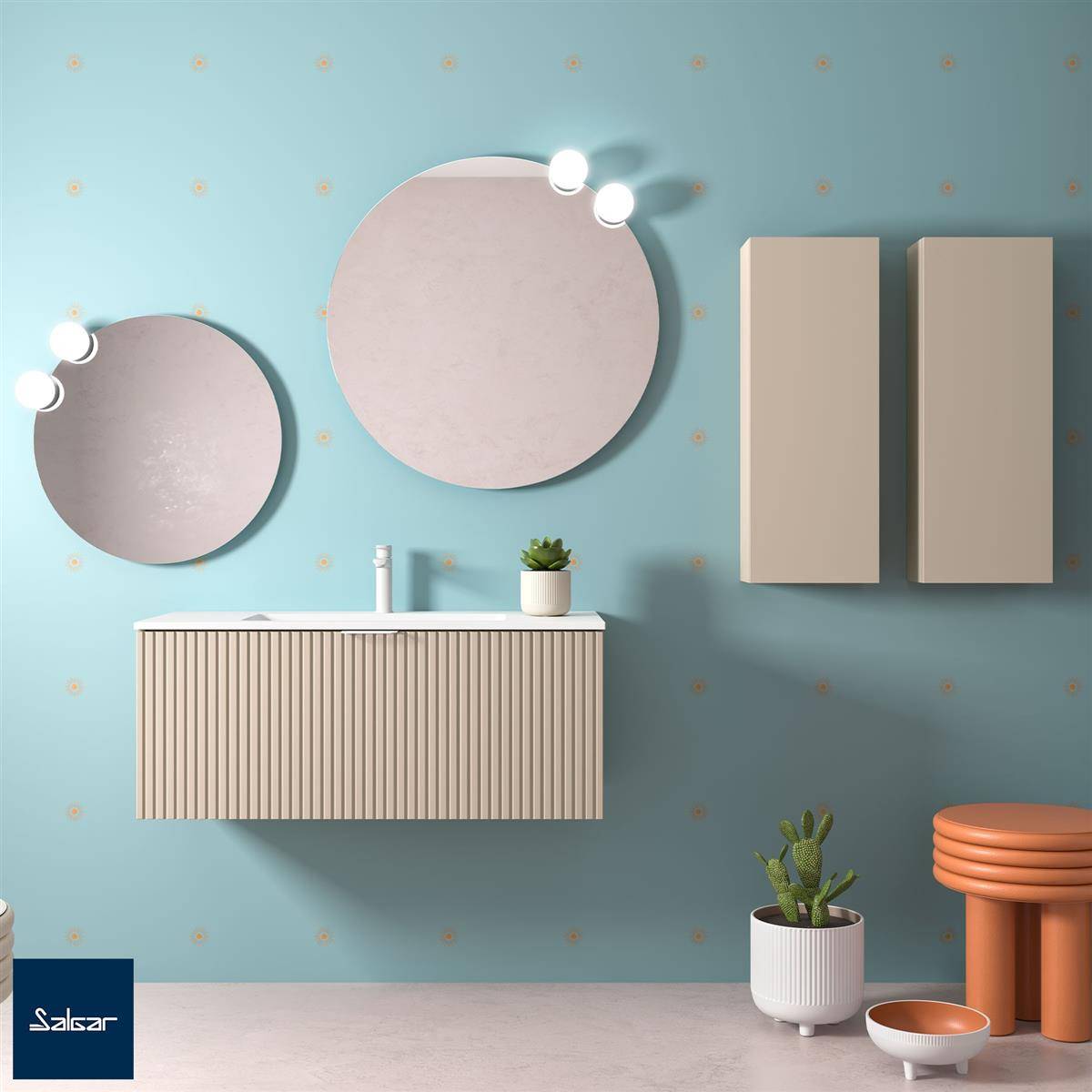 Moderne Badezimmer-Wandgarnitur mit zwei runden Spiegeln, zwei hohen Schränken, einem schwebenden Waschbeckenschrank und kleinen Topfpflanzen an einer blauen Wand.