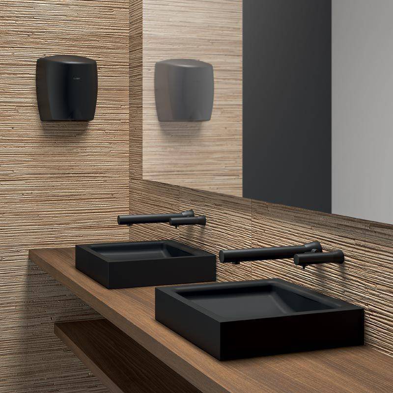Modernes Badezimmer-Waschtisch mit zwei schwarzen Aufsatzwaschbecken, wandmontierte Armaturen und passende Seifenspender auf strukturierter Holz- und Steinoberfläche.