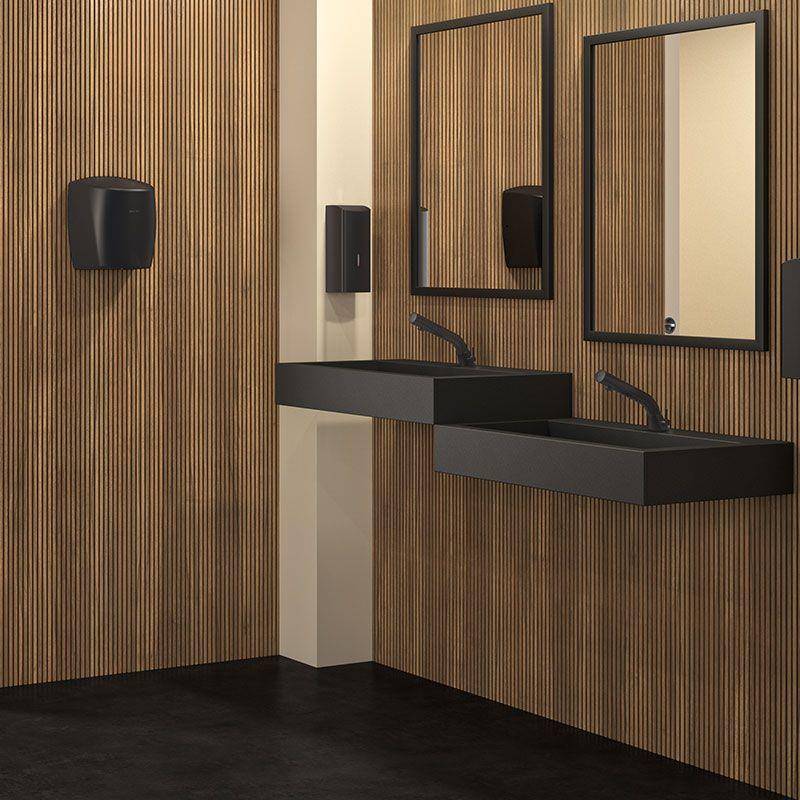 Modernes Badezimmer mit zwei an der Wand montierten schwarzen Waschbecken, Spiegeln und Seifenspendern vor vertikaler Holzverkleidung und schwarzem Boden.