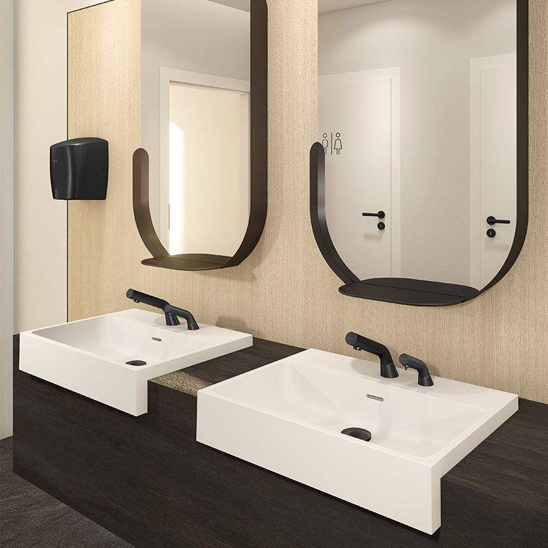 Modernes Badezimmer-Waschtisch mit zwei weißen rechteckigen Waschbecken, schwarzen Armaturen, großen runden Spiegeln und einem an der Wand montierten Seifenspender.