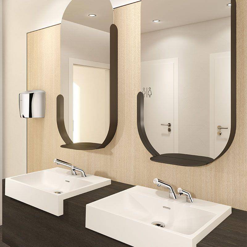 Modernes öffentliches Badezimmer mit zwei Waschbecken, großen Spiegeln und weißen Kabinentüren, das einen sauberen, zeitgenössischen Waschbereich zeigt.