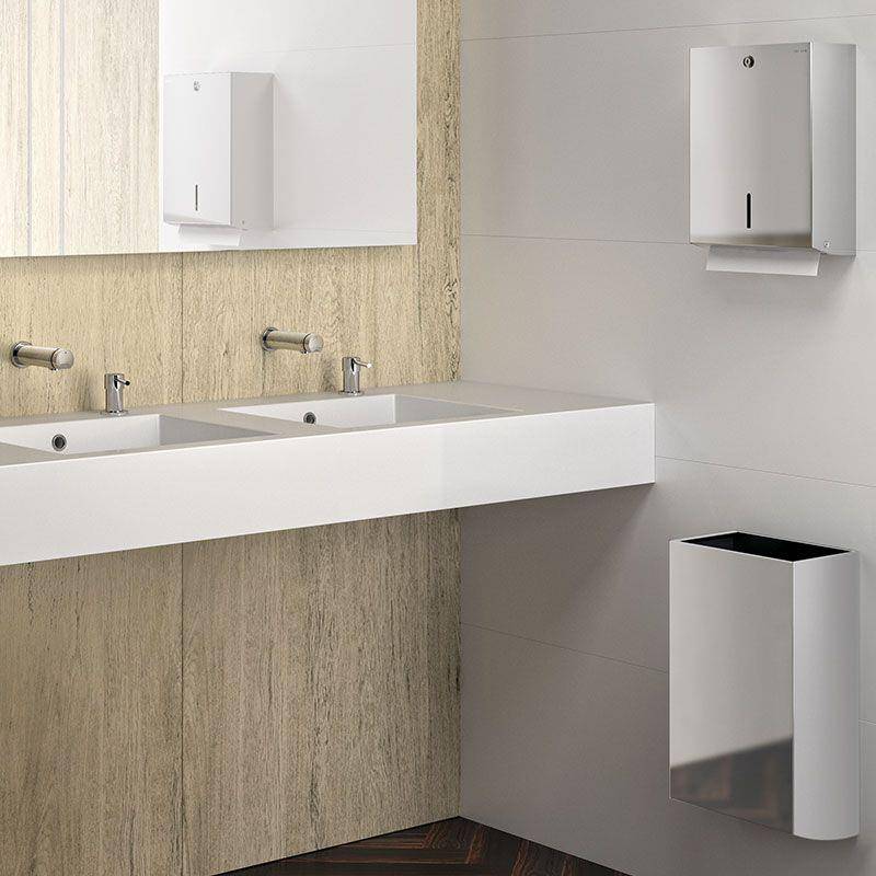 Modernes Badezimmer mit wandmontierten Doppelwaschbecken, Spiegeln und Papiertuchspendern sowie einem wandmontierten Mülleimer.