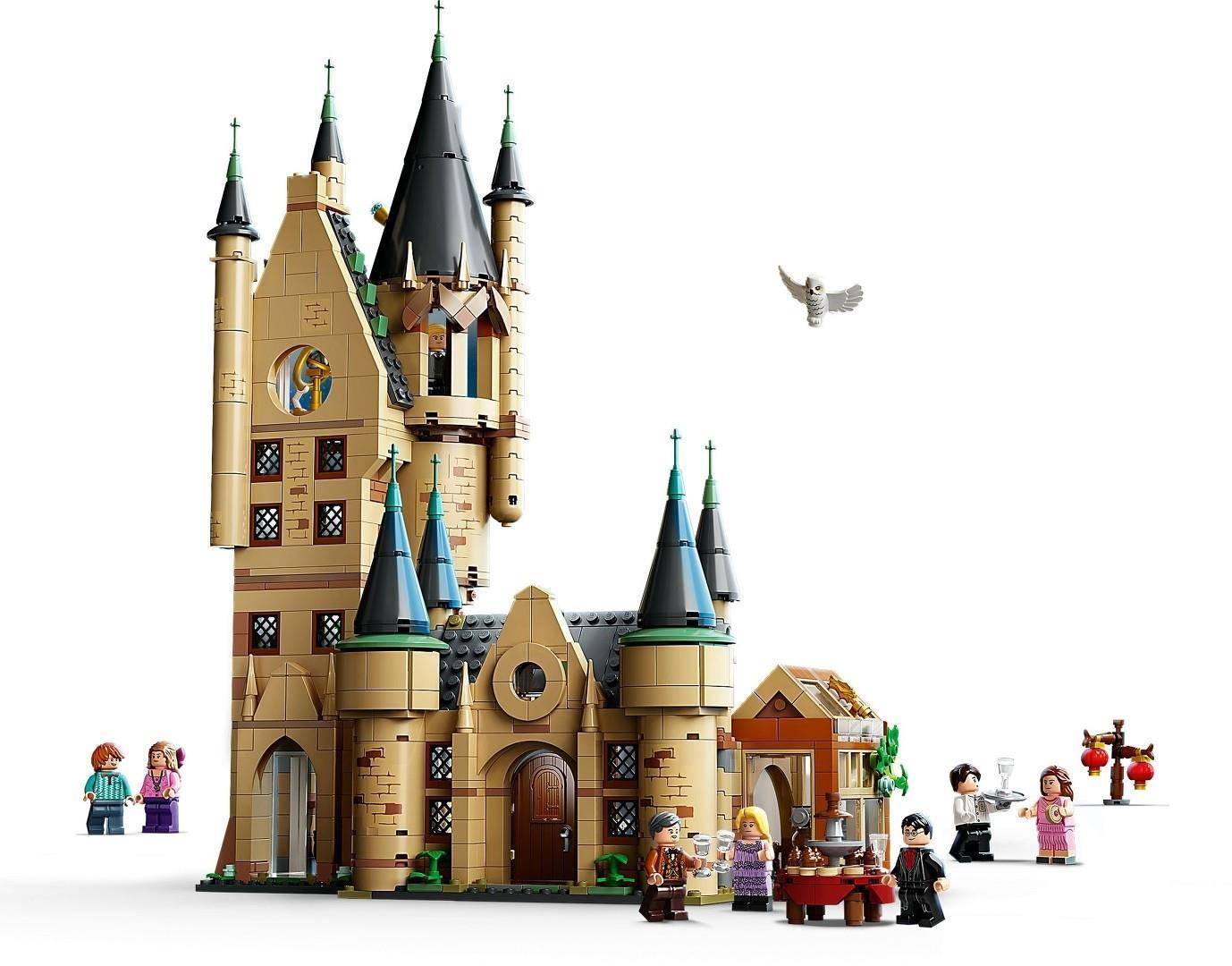 LEGO-ähnliche Fantasieburg mit hohen Türmen und Minifiguren, die sich um den Eingang versammeln, sowie ein kleiner Vogel oben über dem Kopf.