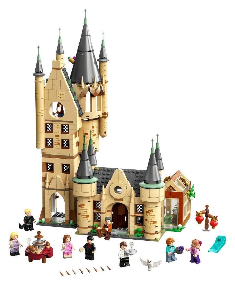 Ein Schlossset im LEGO-Stil mit mehreren Türmen und Figuren, gezeigt mit mehreren Minifiguren und Zubehör, die davor angeordnet sind.
