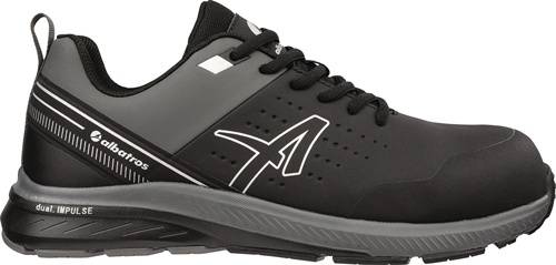 Ein schwarzer Sportschuh mit weißem Logo und Designelementen, der eine elegante Seitenansicht und ein detailliertes Sohlenmuster präsentiert.