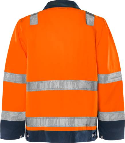 Eine hellorange Sicherheitsweste mit reflektierenden silbernen Streifen, von hinten gezeigt, verwendet für hohe Sichtbarkeit in Baubereichen.